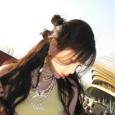 随盲柳入眠的女人